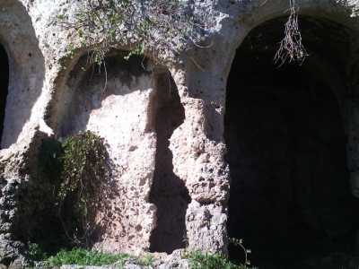 L'imponente facciata esterna dell'edificio di culto 